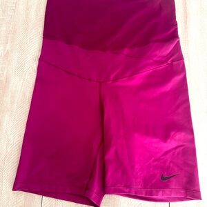 Maternity short leggings by Nike